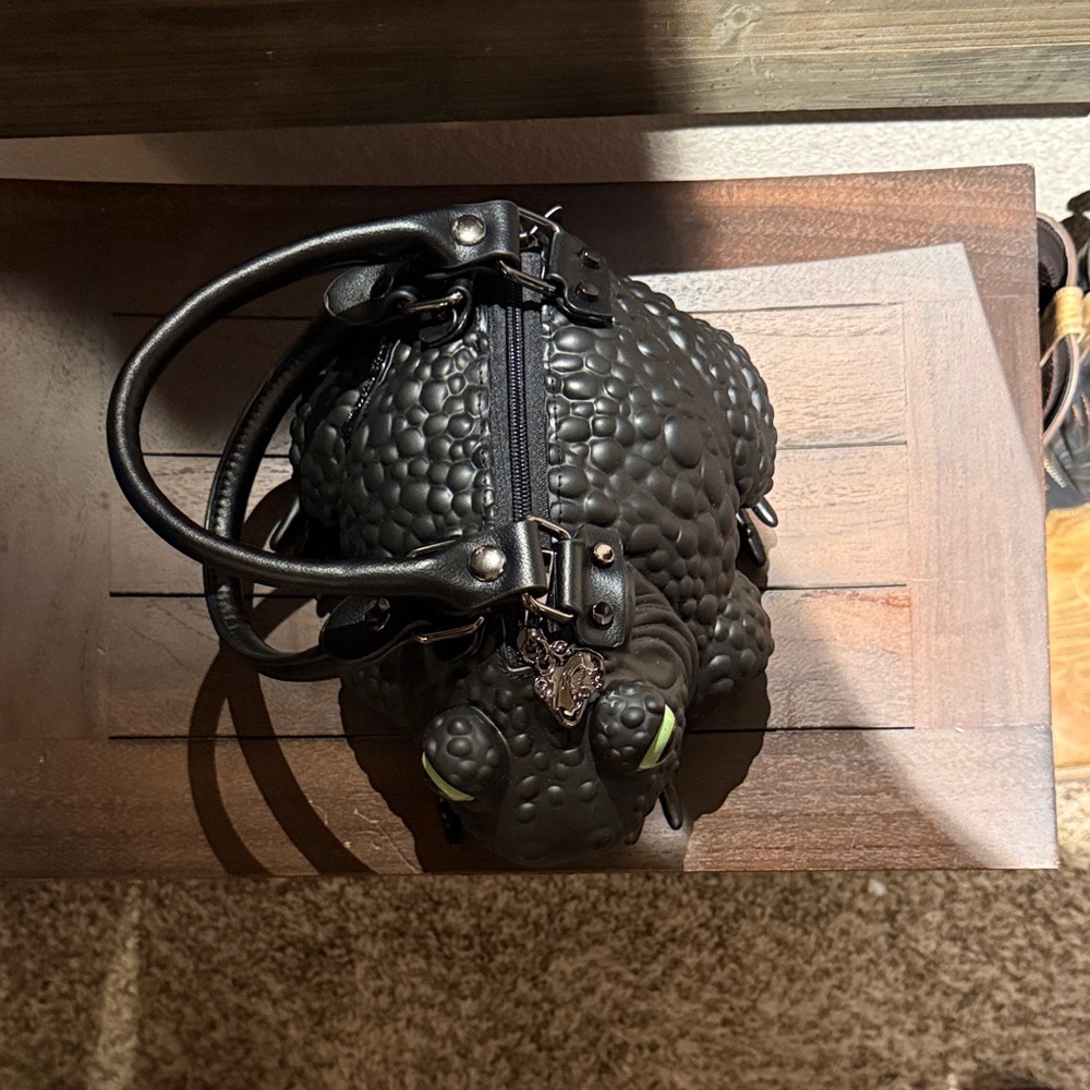 Black Textured Frog Handbag - Picture 2 of 10